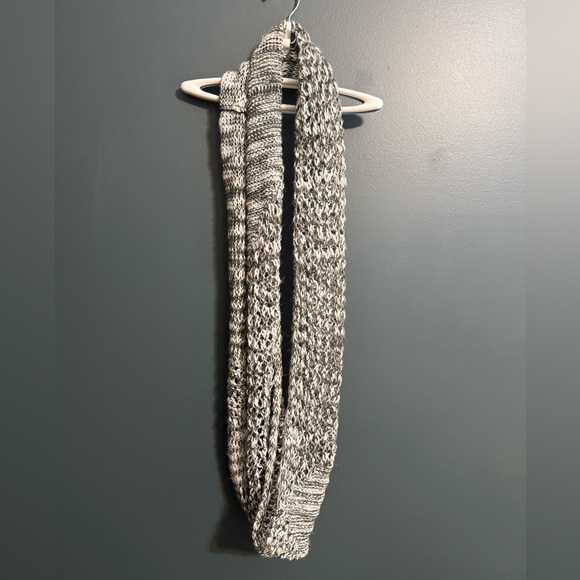 The North Face Accessories - The North Face Black and White Knit Scarf